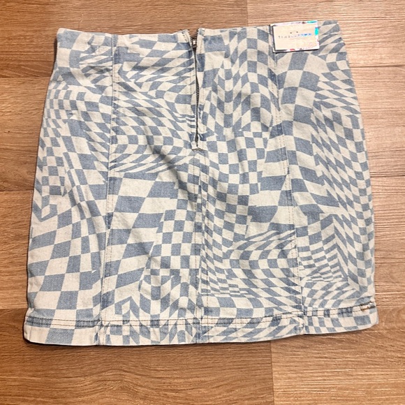 Tinseltown Juniors' Stretchy Fitted Seamed Mini Skirt - Picture 3 of 6